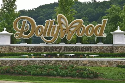 Dollywood-Sign-