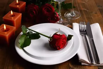 A red rose on a plate at Gatlinburg cabin