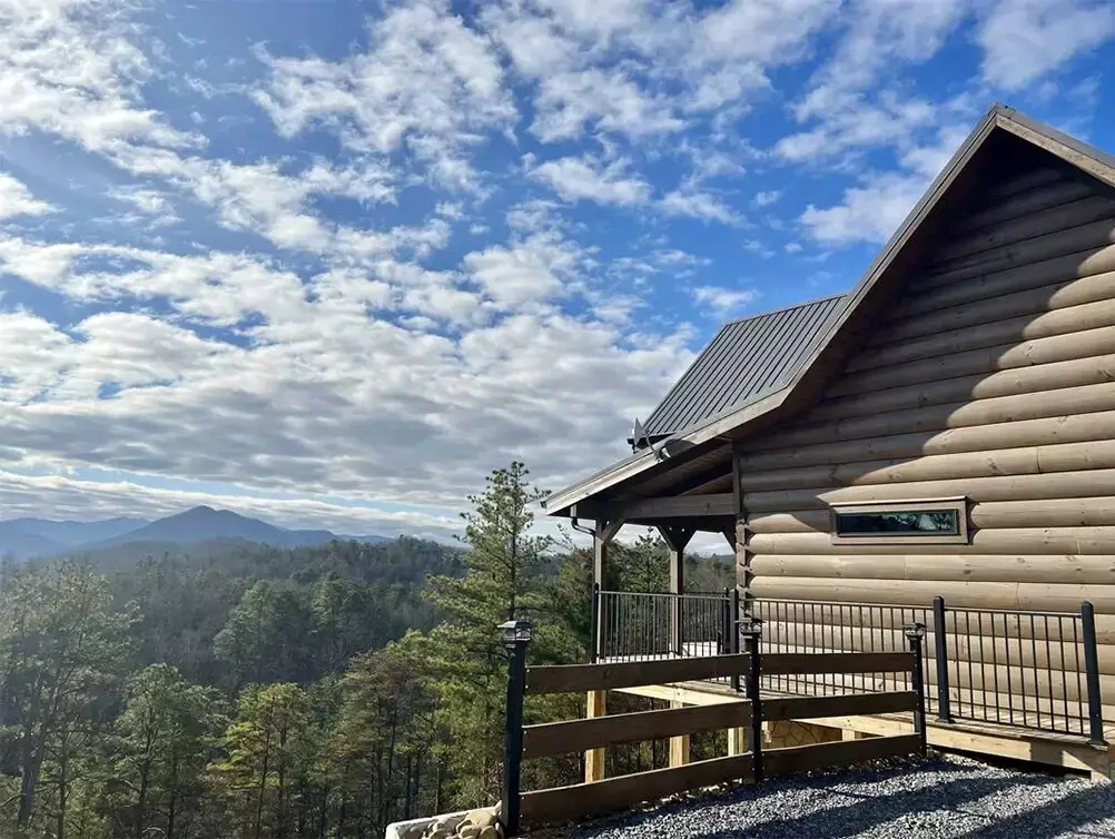 Gatlinburg cabin with a mountain view
