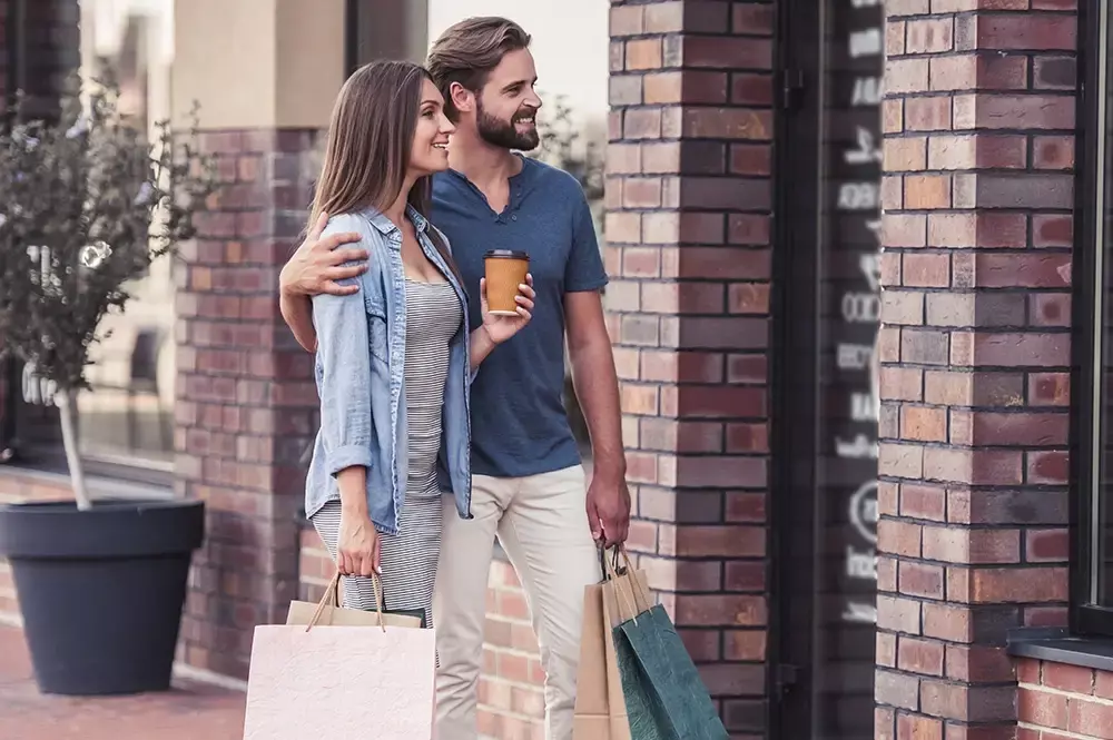 couple shopping in Gatlinburg