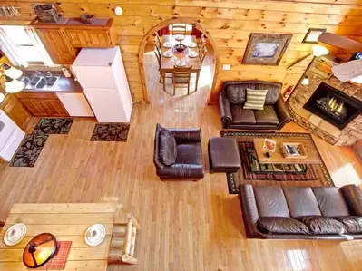The beautiful living room of a 3 bedroom cabin in Pigeon Forge.