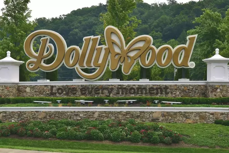 Dollywood in Pigeon Forge entrance sign