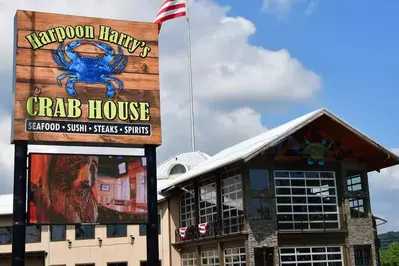 harpoon harry's crab house building and sign in pigeon forge