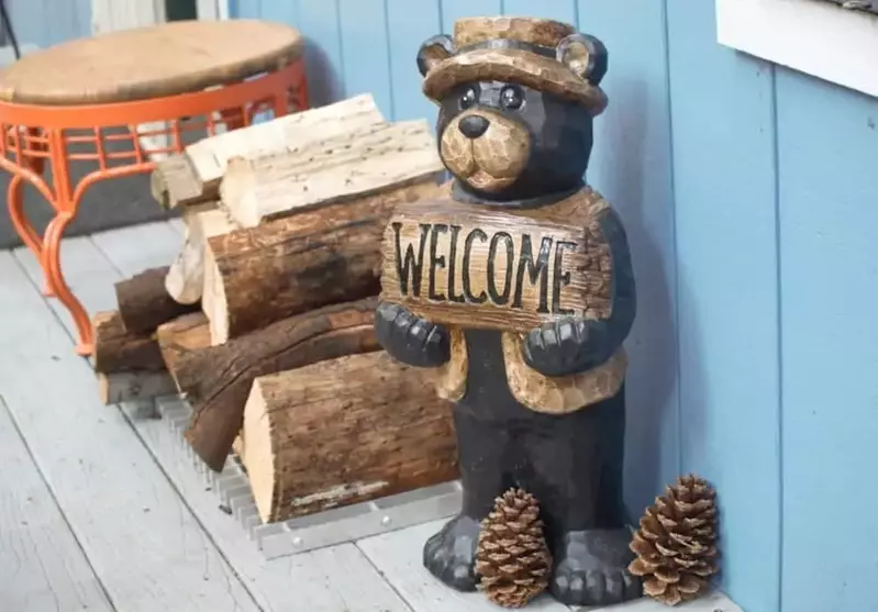 wood carving of a bear in the smoky mountains