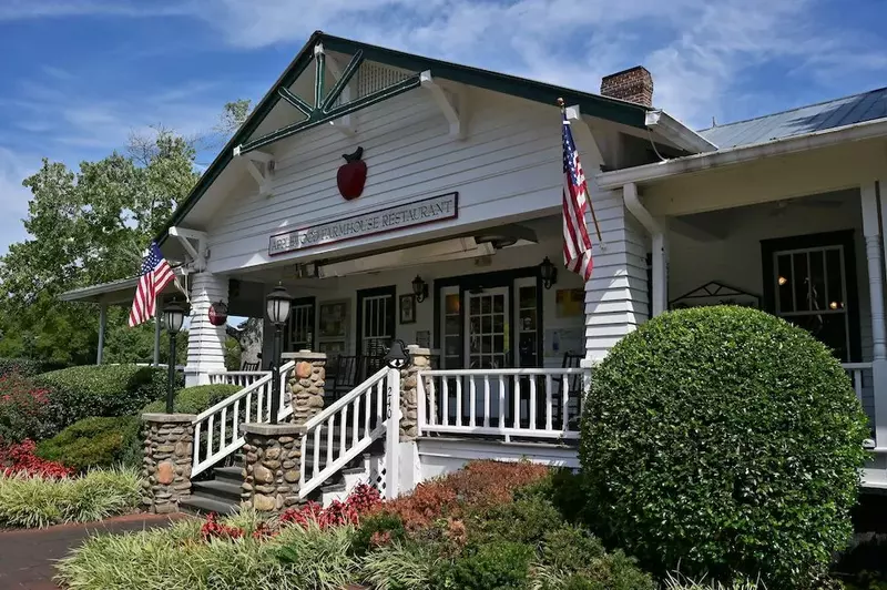 exterior of Applewood Farmhouse Restaurant in Sevierville