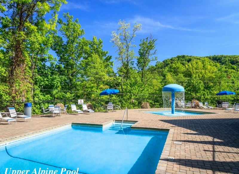 SILVER MAPLE CHALET