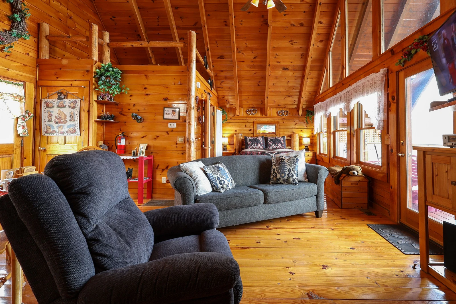 HONEY BEAR HIDEAWAY
