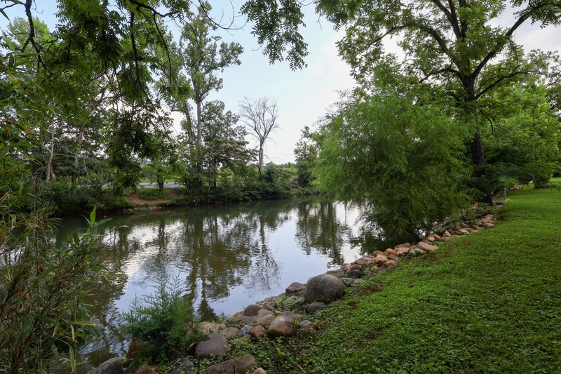 RIVERFRONT CHALET