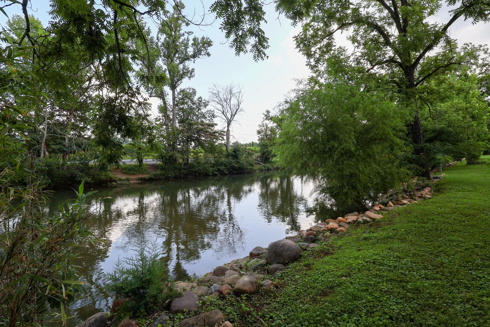 RIVERFRONT CHALET